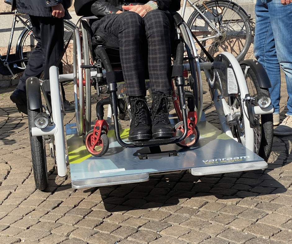 Dettaglio della piattaforma della bicicletta Veloplus con una carrozzina agganciata, marchio Vanraam