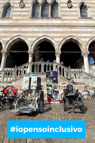 Mezzi inclusivi a pedalata assistita di fronte alla Loggia del Lionello a Udine