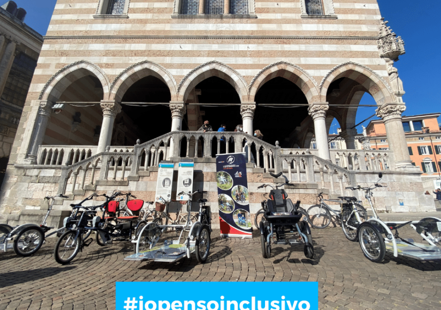 Mezzi inclusivi a pedalata assistita di fronte alla Loggia del Lionello a Udine