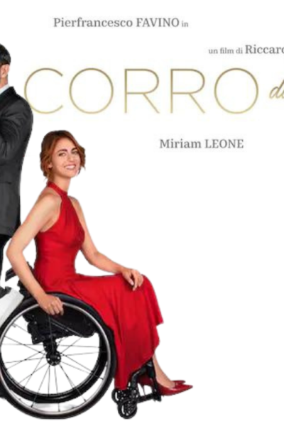 Miriam Leone su sedia a ruote, Pierfrancesco Favino con piade appoggiato sulla ruota della sedia. Titolo del Film Corro da Te