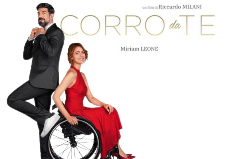 Miriam Leone su sedia a ruote, Pierfrancesco Favino con piade appoggiato sulla ruota della sedia. Titolo del Film Corro da Te